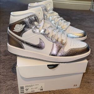 NEW Nike Air Jordan 1 Mid SE Metallic Silver and White 9.5